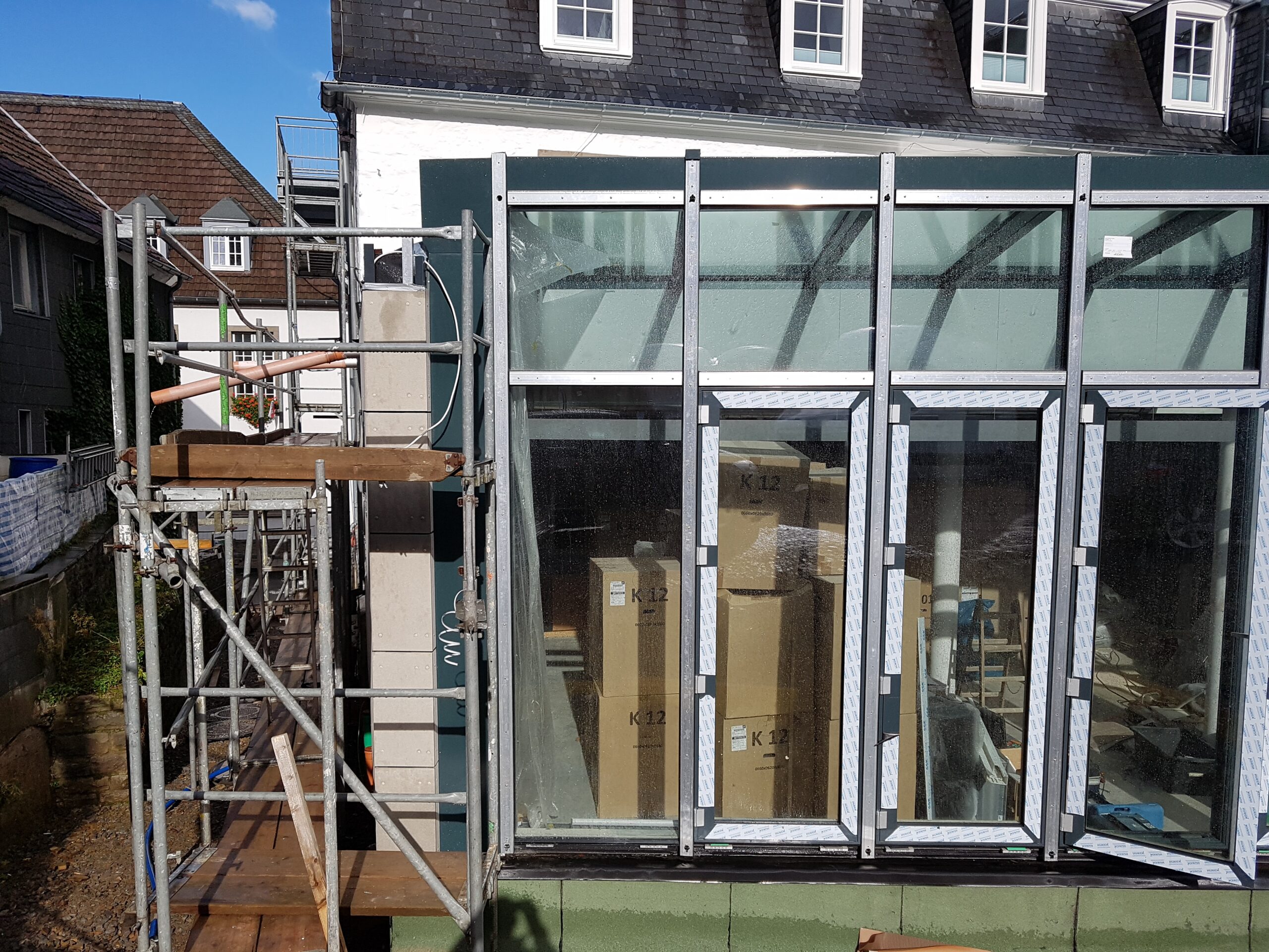 Unterkonstruktion der Fassade im Aufbau Seitliche Ansicht einer Fassadenunterkonstruktion mit eingesetzten Glasfeldern, noch im Ausbau.