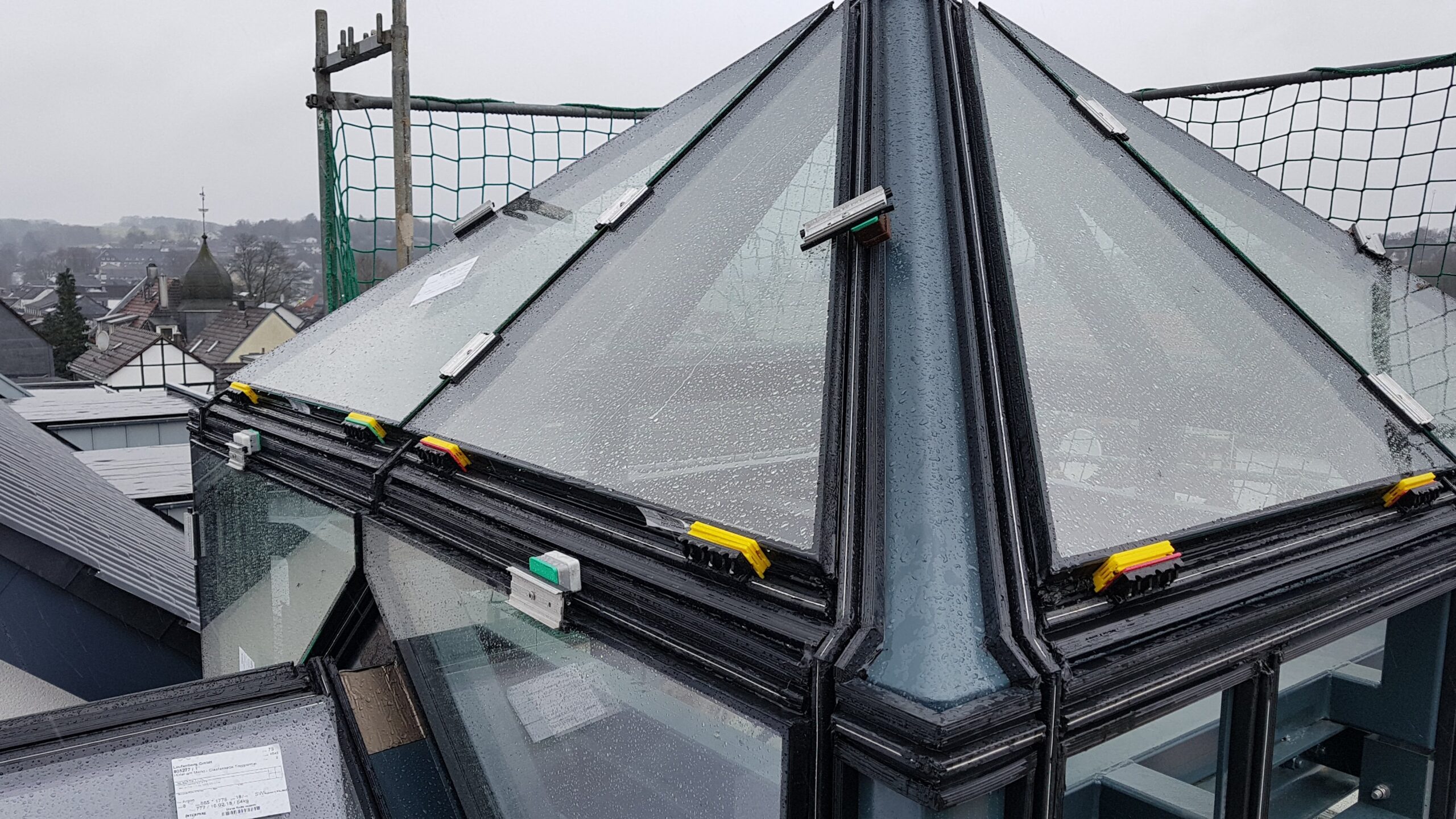 Glasdach-Pyramide in der Montagephase Glasdach-Pyramide während der Montage, mit sichtbaren Distanzklötzen und Profilanschlüssen.