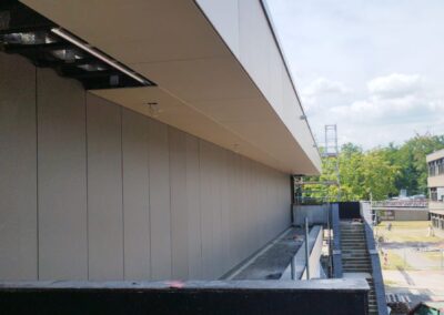 Montagesituation einer Faserbeton-Deckenverkleidung mit sichtbarer Tragkonstruktion