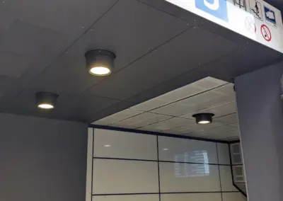 Abgehängte Blechdecke mit integrierten Downlights am Eingang einer U-Bahnstation.