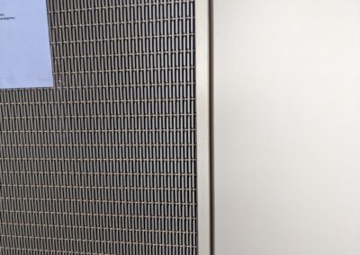 Detailaufnahme von Streckmetall als Fassaden- oder Verkleidungselement an einem Hoteleingang