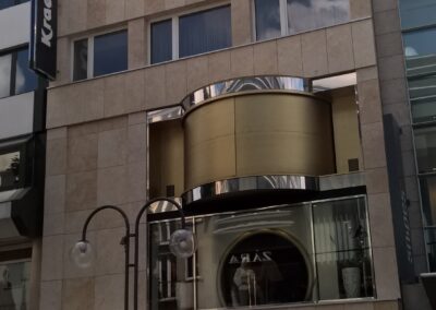 Steinfassade eines Gebäudes mit präzise geplanten Fassadenelementen