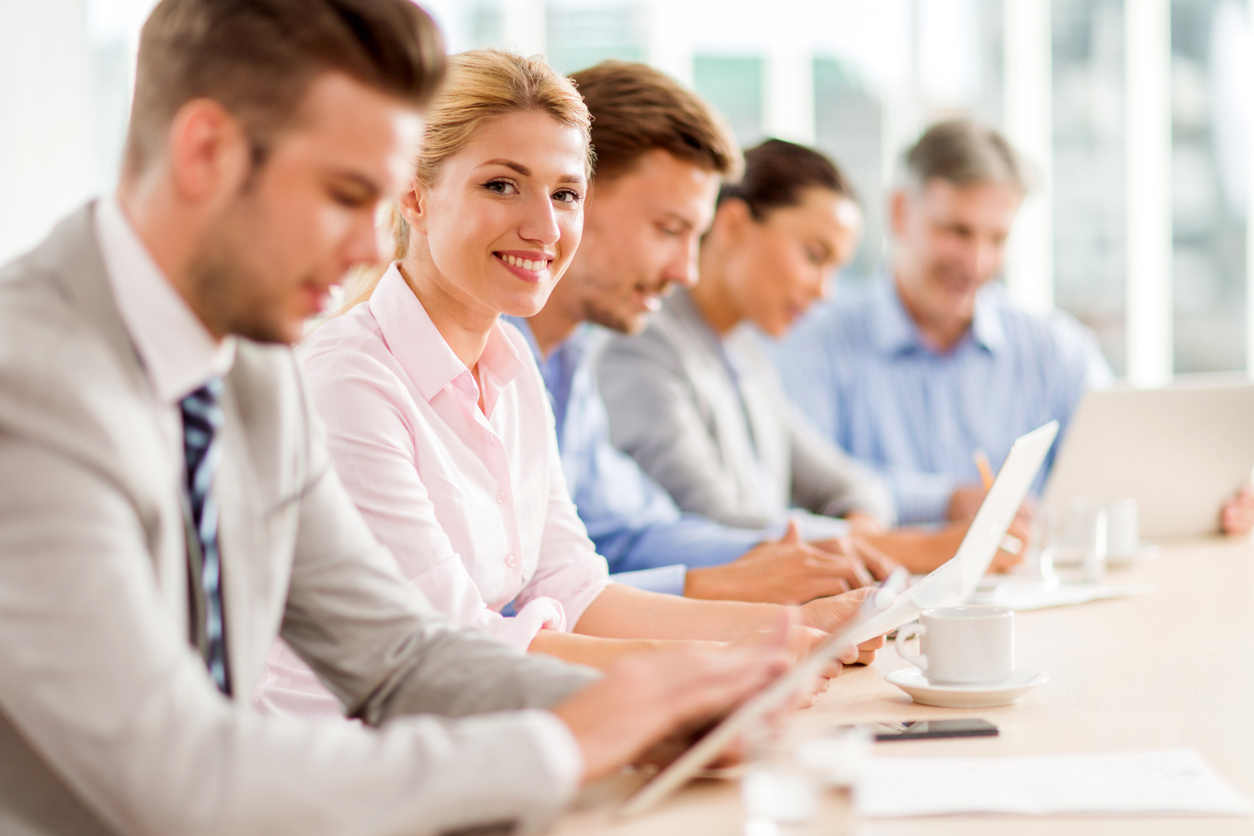 Inhouse-AutoCAD-Schulung im Unternehmen Business-Team in einer Inhouse-Schulung, mit einer lächelnden Teilnehmerin im Vordergrund